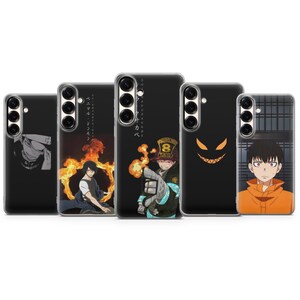 K&ouml;nnte beinhalten: Eine Sammlung schwarzer Handyh&uuml;llen mit Illustrationen im Anime-Stil. Die Designs zeigen Charaktere mit Flammen, einem grinsenden Gesicht und anderen von Anime inspirierten Grafiken. Die H&uuml;llen sind f&uuml;r ein Smartphone konzipiert.