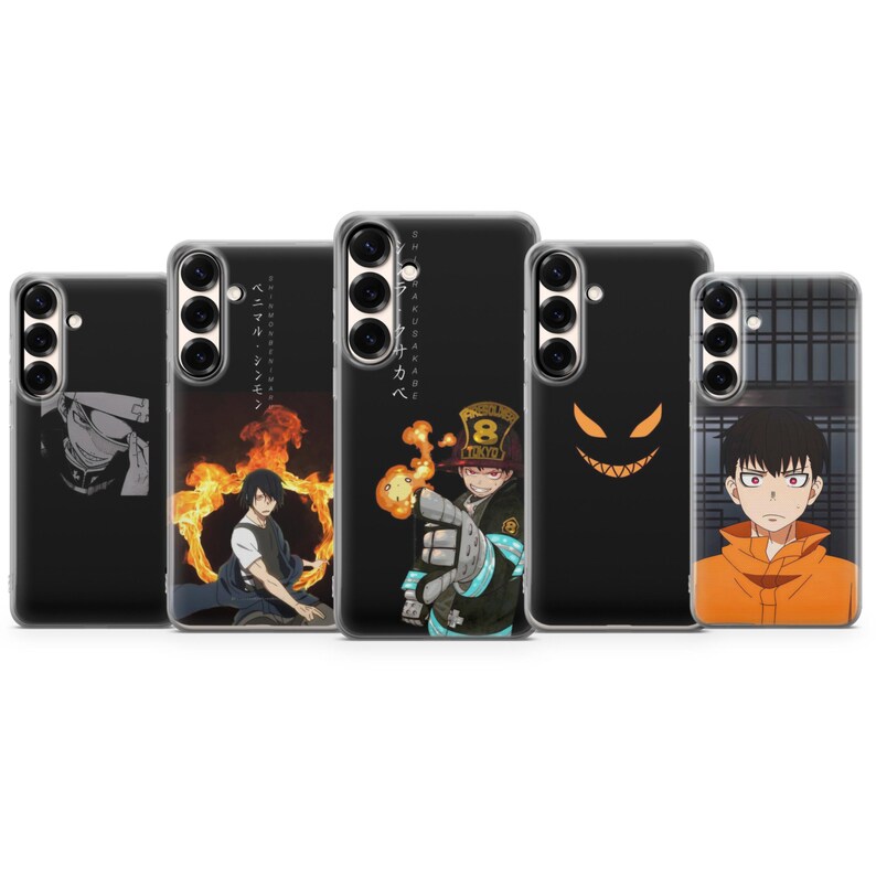 K&ouml;nnte beinhalten: Eine Sammlung schwarzer Handyh&uuml;llen mit Illustrationen im Anime-Stil. Die Designs zeigen Charaktere mit Flammen, einem grinsenden Gesicht und anderen von Anime inspirierten Grafiken. Die H&uuml;llen sind f&uuml;r ein Smartphone konzipiert.