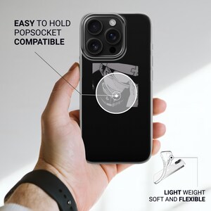 K&ouml;nnte beinhalten: Schwarze Handyh&uuml;lle mit grafischem Design. Die H&uuml;lle wird in einer Hand gehalten gezeigt. Der Text "EASY TO HOLD POPSOCKET COMPATIBLE" ist auf der H&uuml;lle aufgedruckt. Der Text "LIGHT WEIGHT SOFT AND FLEXIBLE" ist ebenfalls auf der H&uuml;lle aufgedruckt.