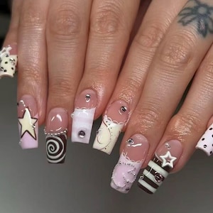 Franska randiga stjärnnaglar: Brunt glitter, guldkrom pressats