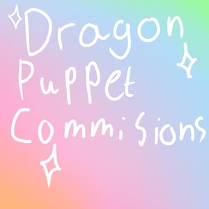 Op de afbeelding: Een pastelkleurige gradiëntachtergrond in roze, blauw en groen. Witte handgeschreven tekst luidt "Dragon Puppet Commissions", met stervormige versieringen. De afbeelding is waarschijnlijk een advertentie voor op maat gemaakte drakenpoppen.