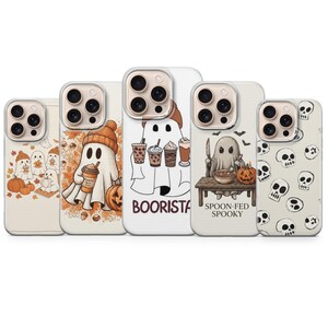 Capa de celular fofa e assustadora de Halloween com fantasma, abóbora, especiarias e latte, estilo outono, com morcego gótico para iPhone 17 Pro Max, 16E, 15, 14 e 13.