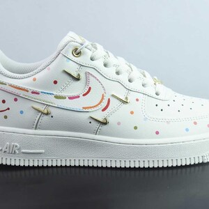 Zapatillas Nike Air Force 1 personalizadas con costuras de colores para fiestas. imagen 4