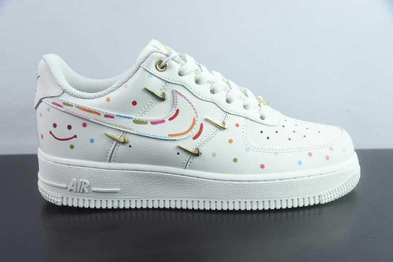 Zapatillas Nike Air Force 1 personalizadas con costuras de colores para fiestas. imagen 4