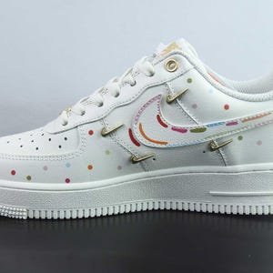 Zapatillas Nike Air Force 1 personalizadas con costuras de colores para fiestas. imagen 5