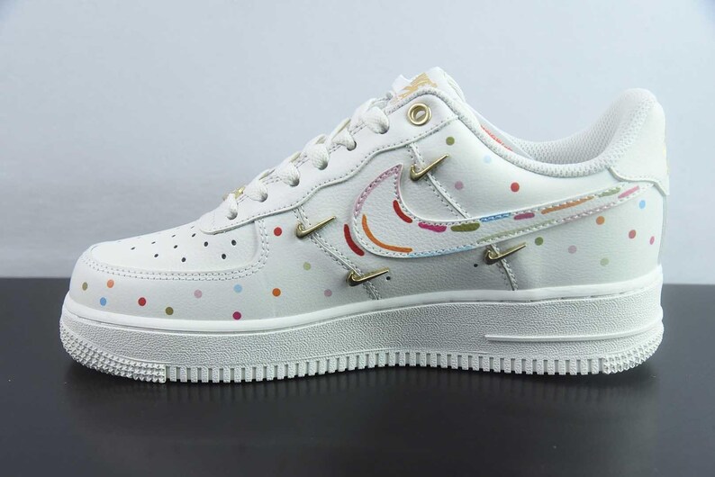 Zapatillas Nike Air Force 1 personalizadas con costuras de colores para fiestas. imagen 5