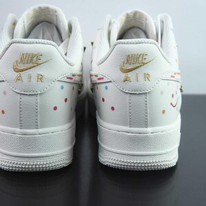 Zapatillas Nike Air Force 1 personalizadas con costuras de colores para fiestas. imagen 9