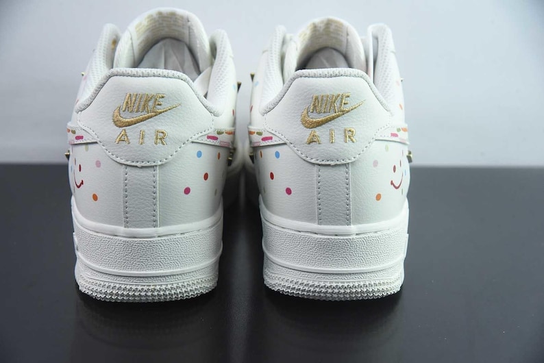 Zapatillas Nike Air Force 1 personalizadas con costuras de colores para fiestas. imagen 9