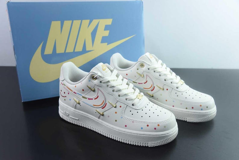 Zapatillas Nike Air Force 1 personalizadas con costuras de colores para fiestas. imagen 1