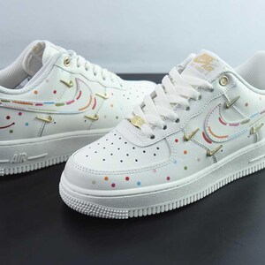 Zapatillas Nike Air Force 1 personalizadas con costuras de colores para fiestas. imagen 2