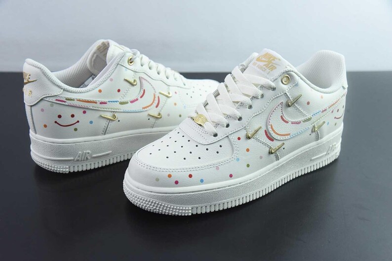 Zapatillas Nike Air Force 1 personalizadas con costuras de colores para fiestas. imagen 2
