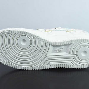 Zapatillas Nike Air Force 1 personalizadas con costuras de colores para fiestas. imagen 8