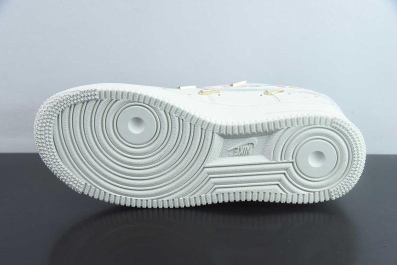 Zapatillas Nike Air Force 1 personalizadas con costuras de colores para fiestas. imagen 8