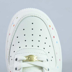 Zapatillas Nike Air Force 1 personalizadas con costuras de colores para fiestas. imagen 7