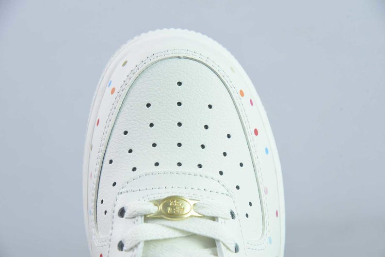 Zapatillas Nike Air Force 1 personalizadas con costuras de colores para fiestas. imagen 7