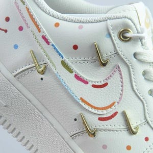 Zapatillas Nike Air Force 1 personalizadas con costuras de colores para fiestas. imagen 3