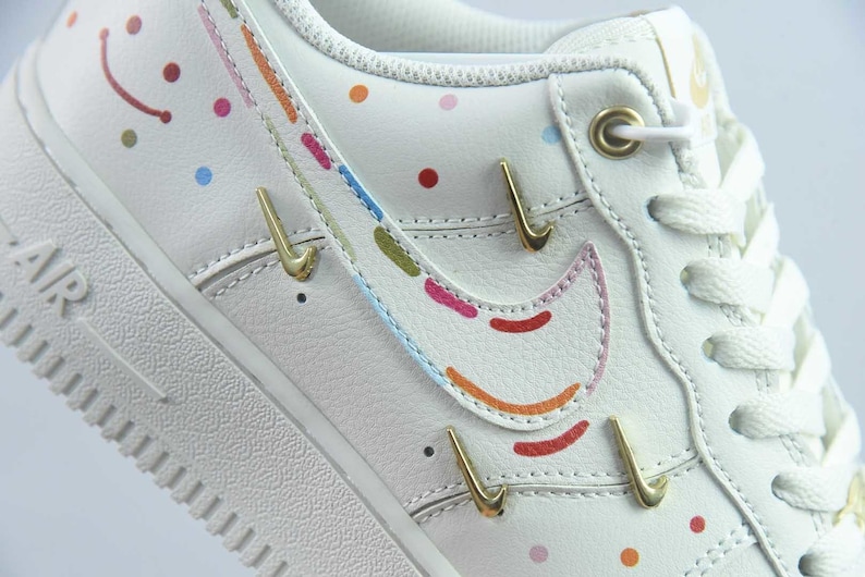 Zapatillas Nike Air Force 1 personalizadas con costuras de colores para fiestas. imagen 3