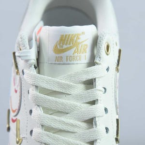 Puede incluir: Un juego de tres tazas de cer&aacute;mica con un acabado mate moteado. Cada taza presenta un color diferente: azul claro, crema y gris. Las tazas tienen un dise&ntilde;o simple y moderno, perfecto para caf&eacute; o t&eacute;.