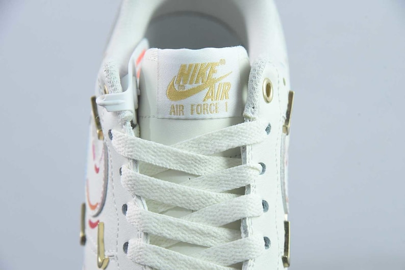 Puede incluir: Un juego de tres tazas de cer&aacute;mica con un acabado mate moteado. Cada taza presenta un color diferente: azul claro, crema y gris. Las tazas tienen un dise&ntilde;o simple y moderno, perfecto para caf&eacute; o t&eacute;.