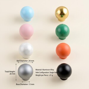 Op de afbeelding: Acht bolvormige kastknoppen in diverse kleuren, waaronder lichtblauw, goud, roze, groen, zilver, oranje, mat zilver en zwart. Elke knop heeft een kogeldoorsnede van 24 mm, een totale hoogte van 26 mm, een basisdiameter van 13 mm en weegt 21 gram.