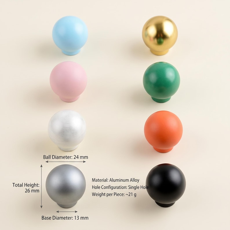 Op de afbeelding: Acht bolvormige kastknoppen in diverse kleuren, waaronder lichtblauw, goud, roze, groen, zilver, oranje, mat zilver en zwart. Elke knop heeft een kogeldoorsnede van 24 mm, een totale hoogte van 26 mm, een basisdiameter van 13 mm en weegt 21 gram.