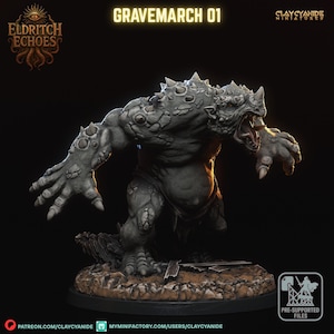 以下が含まれることがあります： 「GRAVEMARCH 01」の文字が入った、灰色のモンスターのミニチュアフィギュア。 ざらざらとした岩のような質感の肌で、トゲがあり口を開けている。 荒々しい土のような質感の円形の台座に立っている。 Eldritch Echoesのロゴが見える。