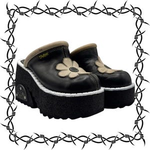 Tamancos plataforma vintage Swear London com estampa floral