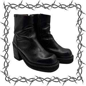 Botas de plataforma pretas vintage destroyed em couro.