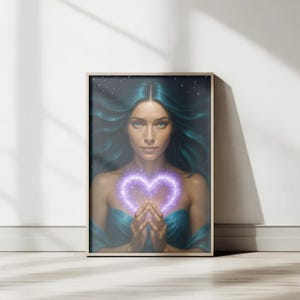 Peut inclure: Une impression d'art encadrée représentant une femme aux cheveux turquoise fluides et une robe turquoise. Elle tient un cœur violet brillant dans ses mains. L'arrière-plan est un ciel étoilé, créant une ambiance mystique et éthérée.