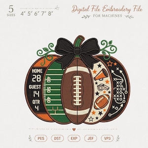 Könnte beinhalten: Eine digitale Stickdatei in Form eines Kürbisses, unterteilt in Abschnitte mit American-Football-Motiven, darunter eine Anzeigetafel mit 28 zu 14, ein grünes Spielfeld, ein brauner Football, ein Megafon, eine Trillerpfeife und Spielzüge.