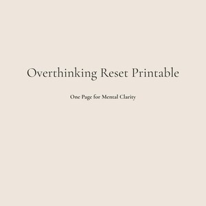 Puede incluir: Un imprimible digital con el texto "Overthinking Reset Printable" y "One Page for Mental Clarity" en una fuente serif. El fondo es de color beige claro liso.