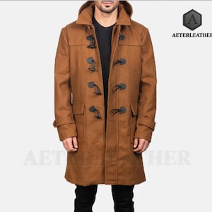 Puede incluir: Un letrero de madera rústica con el texto "Welcome to our home" en un estilo manuscrito. El letrero presenta un acabado envejecido y un diseño sencillo y acogedor, perfecto para un porche.