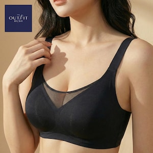 Puede incluir: Sujetador negro inalámbrico con escote de malla. El sujetador tiene tirantes anchos y un diseño suave y sin costuras. El logotipo de Outfit Rush está en la esquina superior izquierda. El sujetador parece estar hecho de un material suave y elástico.