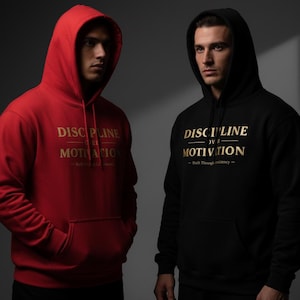 Könnte beinhalten: Zwei Kapuzenpullover, einer rot und einer schwarz, mit goldenem Text. Der Text auf der Vorderseite jedes Sweatshirts lautet "DISCIPLINE OVER MOTIVATION - Built Through Consistency". Jeder Pullover hat eine Vordertasche und eine Kapuze.