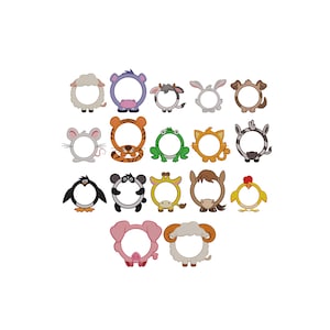 Könnte beinhalten: Eine Sammlung von bestickten Tierrahmen mit kreisförmigen Öffnungen. Die Designs umfassen ein Schaf, ein Nilpferd, eine Kuh, ein Kaninchen, einen Hund, eine Maus, einen Tiger, einen Frosch, eine Katze, ein Zebra, einen Pinguin, einen Panda, eine Giraffe, ein Pferd, ein Schwein und ein Huhn.