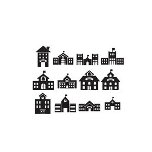 Puede incluir: Una colección de doce iconos de silueta negra que representan varios diseños de edificios escolares. Cada icono presenta detalles arquitectónicos como techos inclinados, chimeneas, ventanas, puertas y banderas, algunos con la palabra SCHOOL.