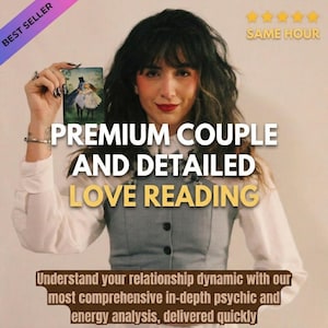 Pode incluir: Imagem que promove um serviço de leitura de amor. A imagem apresenta uma pessoa segurando um cartão com uma ilustração de casal. O texto na imagem diz "PREMIUM COUPLE AND DETAILED LOVE READING" e "Understand your relationship dynamic...delivered quickly."