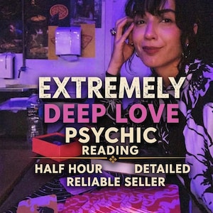 Könnte beinhalten: Eine digitale Anzeige für einen psychischen Lesedienst mit dem Text EXTREMELY DEEP LOVE PSYCHIC READING HALF HOUR DETAILED RELIABLE SELLER. Das Bild zeigt eine Person, eine kleine rote Schachtel und einen Fächer aus roten gemusterten Karten.