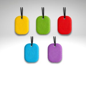 Peut inclure: Cinq pendentifs rectangulaires colorés aux coins arrondis, chacun avec un cordon noir. Les pendentifs sont jaunes, verts, rouges, bleus et violets. Chaque pendentif a un motif texturé et un trou pour le cordon.