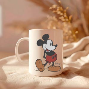 Pu&ograve; includere: Una tazza di ceramica bianca con un design floreale colorato. La tazza ha un manico e un bordo largo. I fiori sono nei toni del rosa, viola e giallo. Adatta per bevande calde.