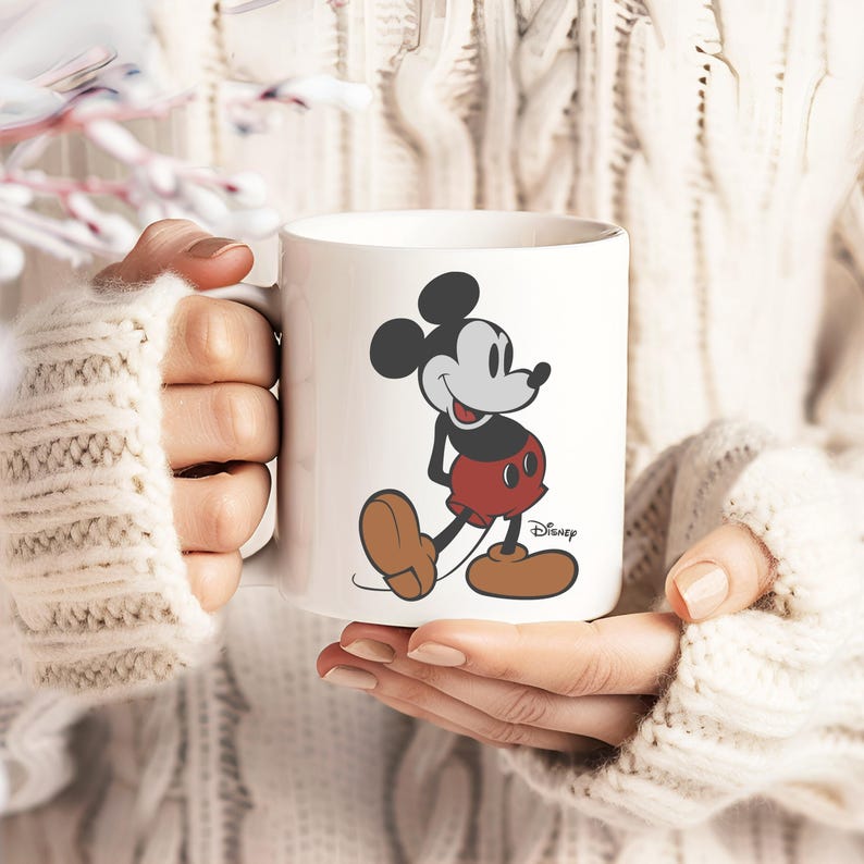 Pu&ograve; includere: Tazza in ceramica bianca con un classico design di Topolino. Il personaggio dei cartoni animati &egrave; raffigurato con i suoi pantaloncini rossi, le scarpe marroni e le orecchie nere. La tazza ha un manico bianco ed &egrave; visibile il logo Disney.