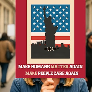 Może przedstawiać: Transparent z sylwetką Statuy Wolności na niebieskim tle z gwiazdami, z tekstem "MAKE LYING WRONG AGAIN" i "MAKE AMERICA THINK AGAIN" na górze oraz "MAKE HUMANS MATTER AGAIN" i "MAKE PEOPLE CARE AGAIN" na dole.