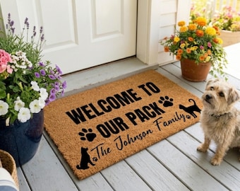 Felpudo personalizado para la familia de perros, felpudo de bienvenida a nuestra manada, felpudo personalizado para amantes de las mascotas, decoración para el hogar con perros y gatos, regalo de inauguración de casa, felpudo para la puerta principal