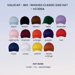 K&ouml;nnte beinhalten: Eine Kollektion von Valucap Bio-Washed Classic Dad Hats, Modell VC300A, in vierzehn Farben: Aqua, Schwarz, Braun, Kelly, Lavendel, Hellrosa, Kastanienbraun, Orange, Lila, Rot, K&ouml;nigsblau, Wei&szlig;, Gelb und Texas-Orange. Gr&ouml;&szlig;e 6 5/8 - 7 3/8 verstellbar.