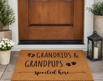 Zerbino "Nipoti e nipotini viziati qui", zerbino di benvenuto per nonne, regali per nonni, decorazioni per la porta d'ingresso, regalo per la nuova casa, regalo per l'inaugurazione della casa
