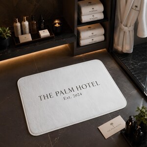 Alfombrilla de baño personalizada para hotel, alfombra de baño con logotipo personalizado, decoración para hoteles boutique, regalo para anfitriones de Airbnb, alfombrilla para habitaciones de huéspedes de spas y resorts. imagen 3