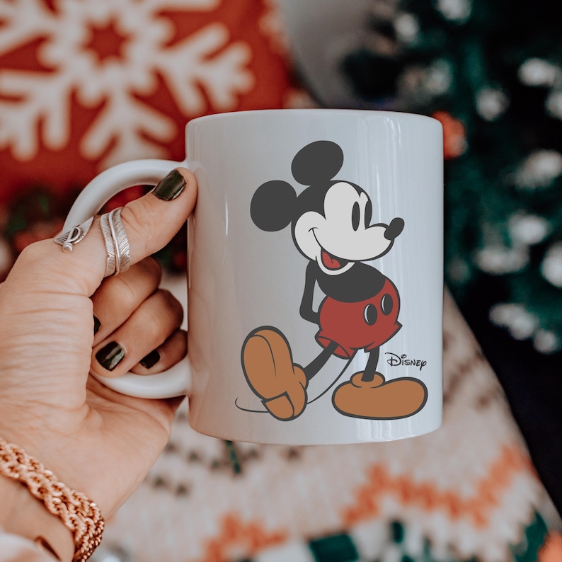 Pu&ograve; includere: Un set di tre tazze in ceramica con finitura opaca e macchiettata. Le tazze sono nei toni del crema, grigio chiaro e grigio scuro. Ogni tazza ha un design semplice e minimalista.