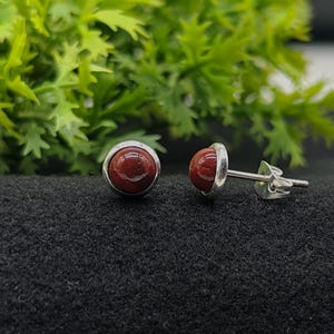 Pendientes de plata de ley 925 con cierre a presión, color jaspe rojo natural, gema redonda de 8 mm, joyería para uso diario, regalo personalizado para ella.