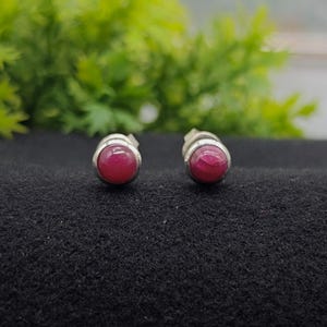 Par med naturliga indiska rubinörhängen, örhängen i 925 sterlingsilver med tryckknappar, 5 mm rund ädelsten, smycken för vardagsbruk, personlig present till henne