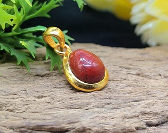 Colgante de pera de jaspe rojo natural chapado en oro, joyería minimalista de moda, joyería hecha a mano, regalo de aniversario. Tamaño de la piedra: 8 x 10, 9 x 11 mm.